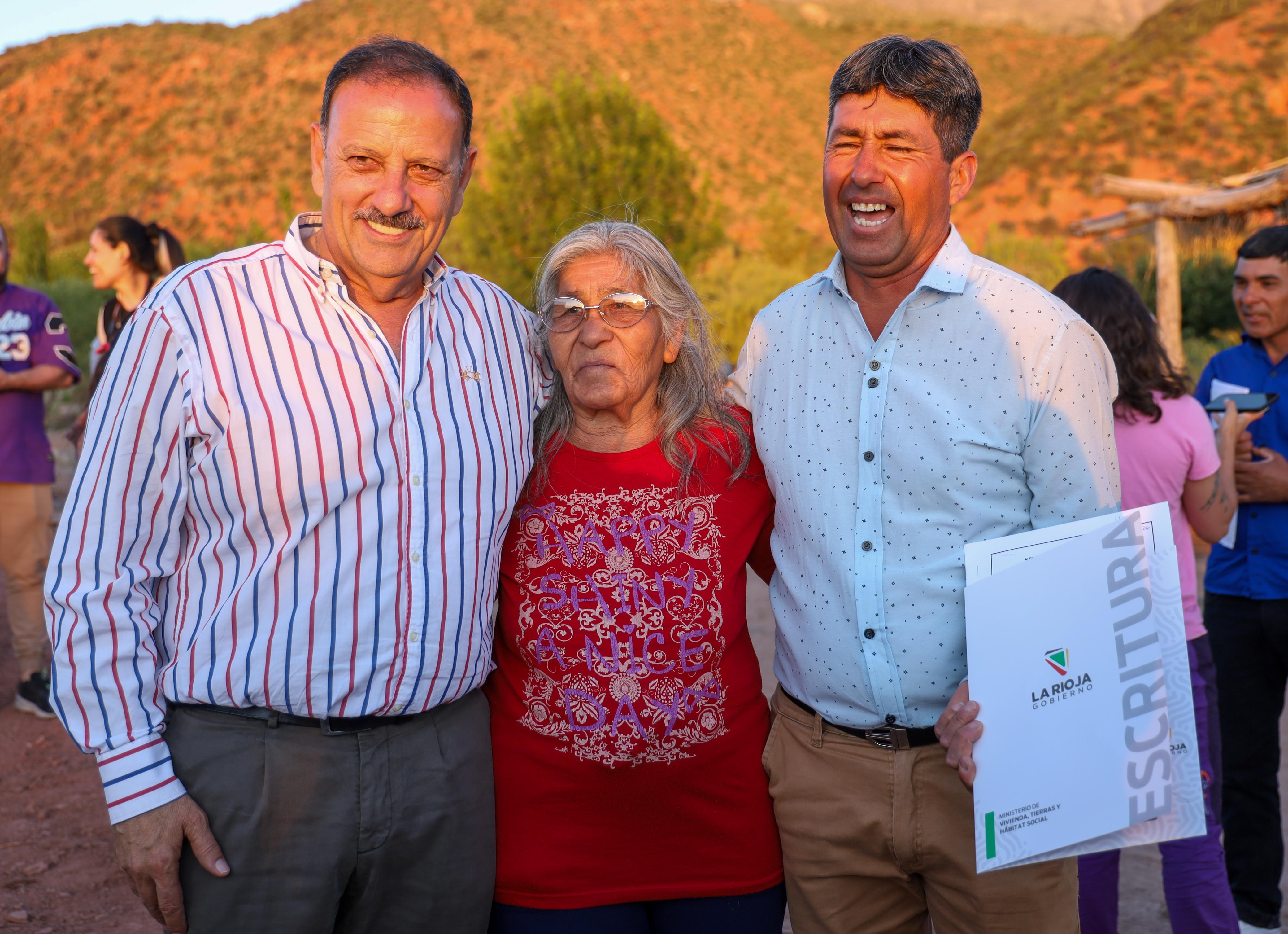 Las familias de El Cardón recibieron muy emocionadas las escrituras de propiedad de sus tierras tras muchos años espera