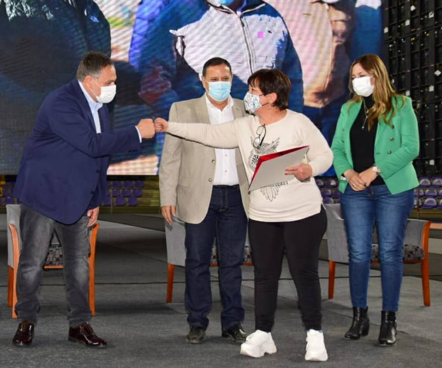 El gobierno provincial entregó 140 escrituras y anunció la construcción de 300 viviendas ProCreAr