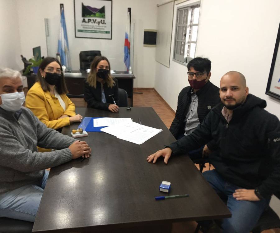 Firman acuerdo para que estudiantes de la E.P.E.T. N° 1 de Chilecito realicen prácticas profesionalizantes en la Delegación de Vivienda